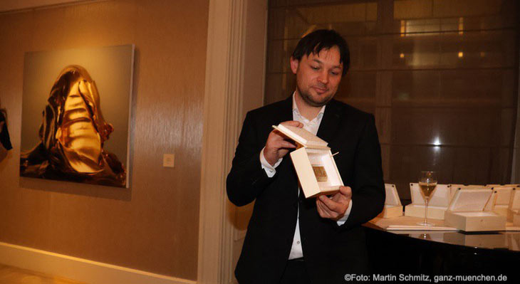 K&uuml;nstler Felix Rehfeld mit Skulpturenvorlagen in eigens gefertigten Holzk&auml;sten im Mandarin Oriental Munich (&copy;Foto: Martin Schmitz) 